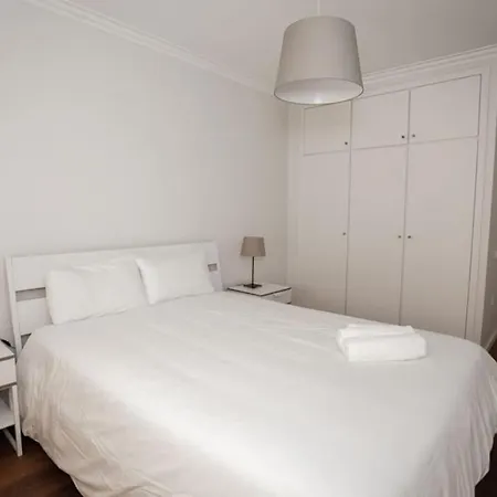 Downtown Spacious Flat In A Calm Street Apartment